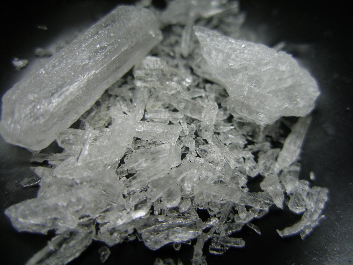 Ma túy đá là một loại ma túy tổng hợp, có chứa chất methamphetamine (meth) và amphethamine (amph), thậm chí cả niketamid được phối trộn phức tạp từ nguyên liệu tự nhiên và hóa chất khác nhau, nhưng thành phần chính là Methamphetamine.